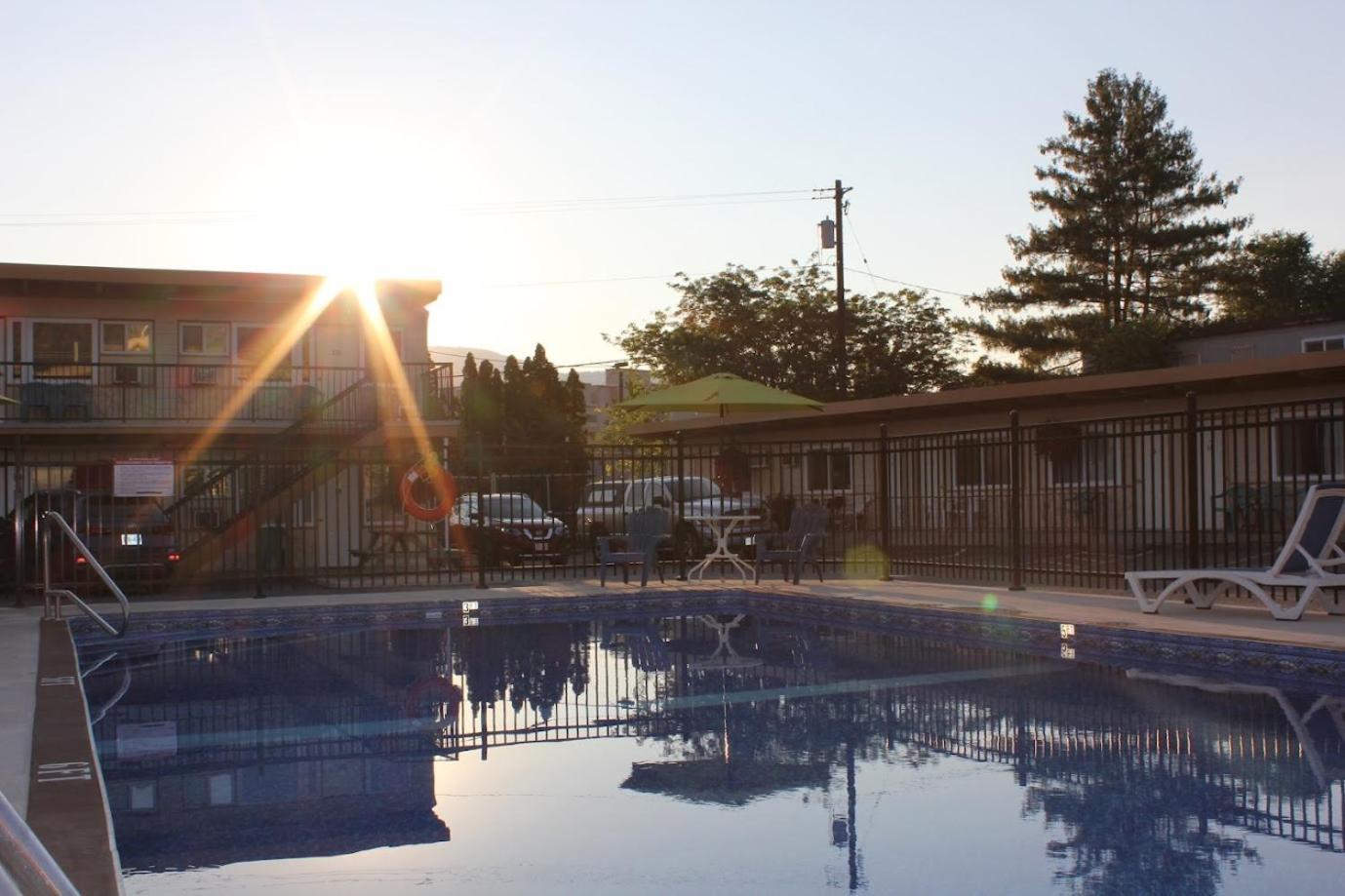 Flamingo Motel Penticton Ngoại thất bức ảnh
