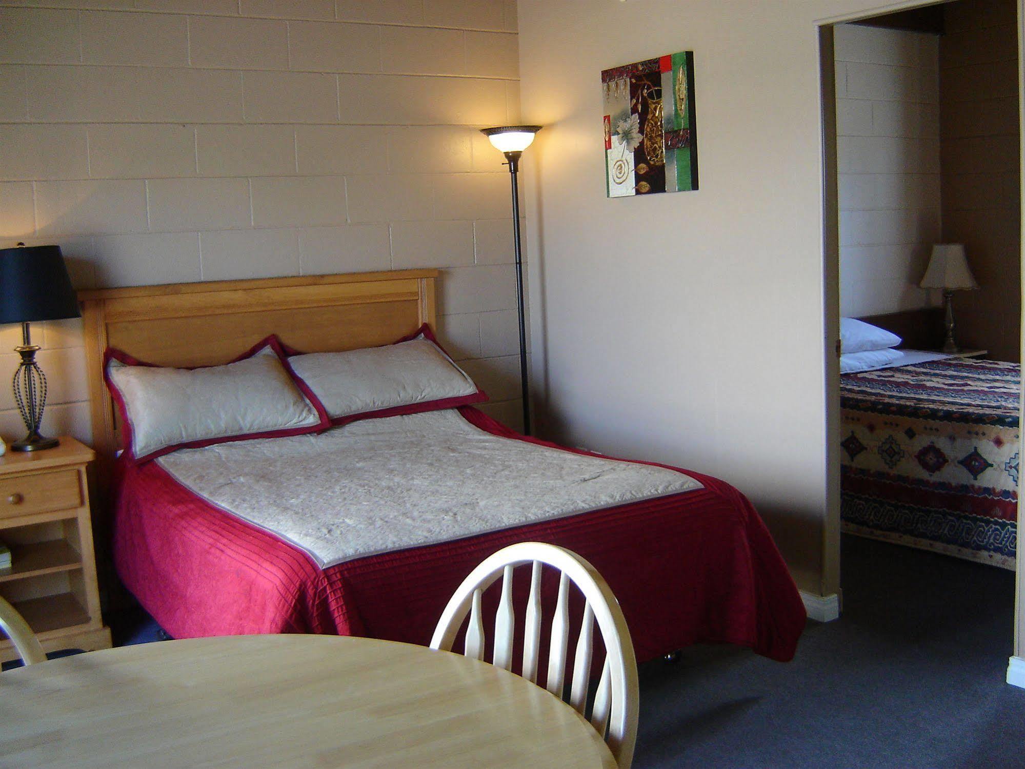 Flamingo Motel Penticton Ngoại thất bức ảnh
