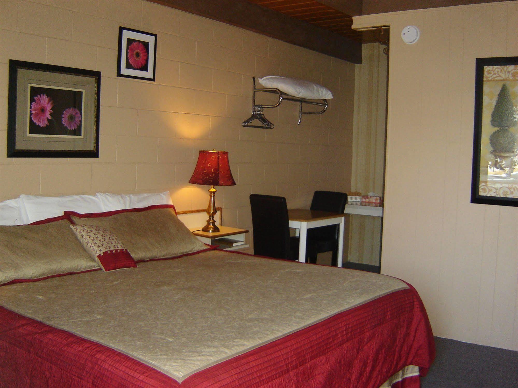 Flamingo Motel Penticton Ngoại thất bức ảnh