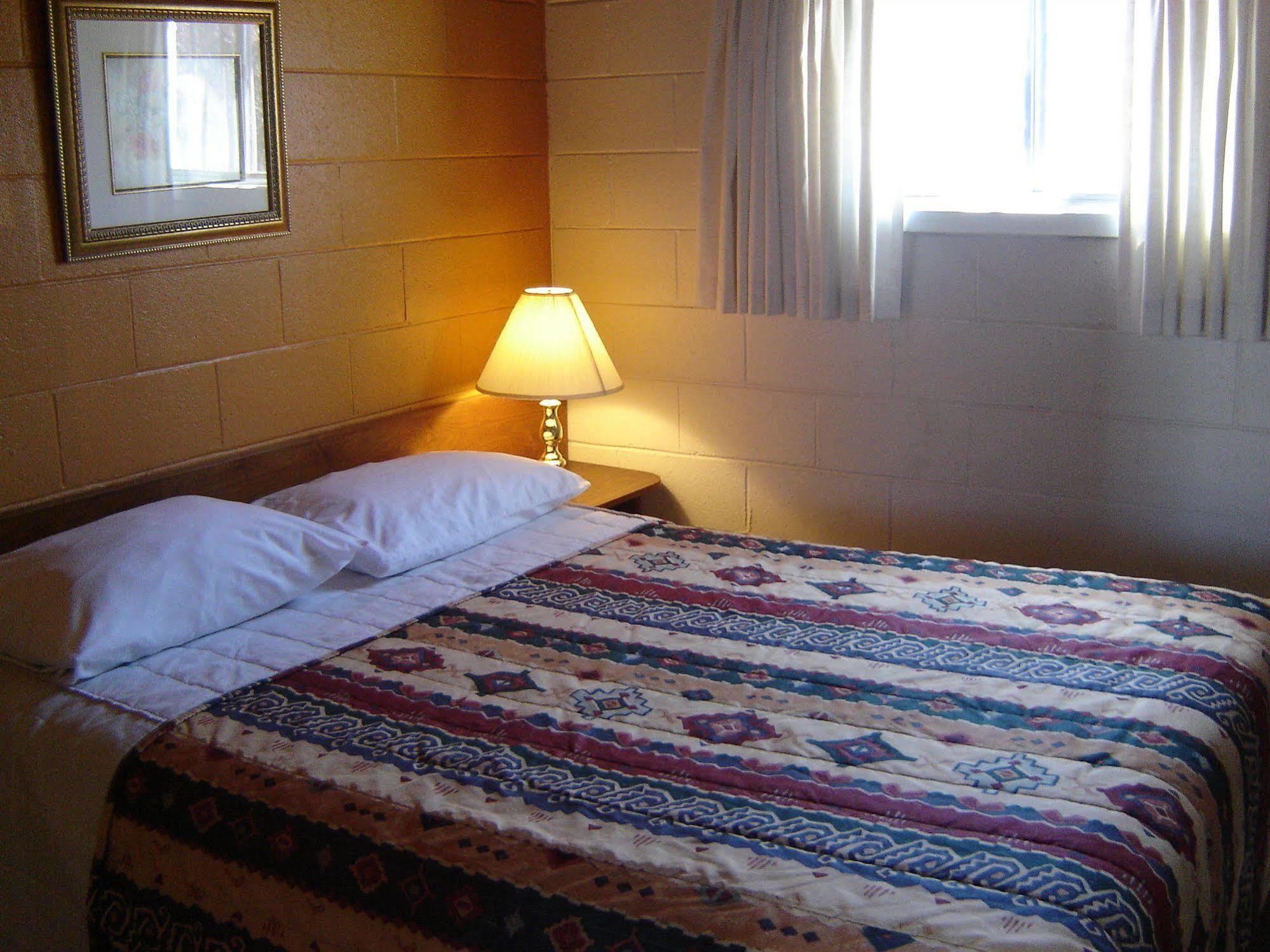 Flamingo Motel Penticton Ngoại thất bức ảnh