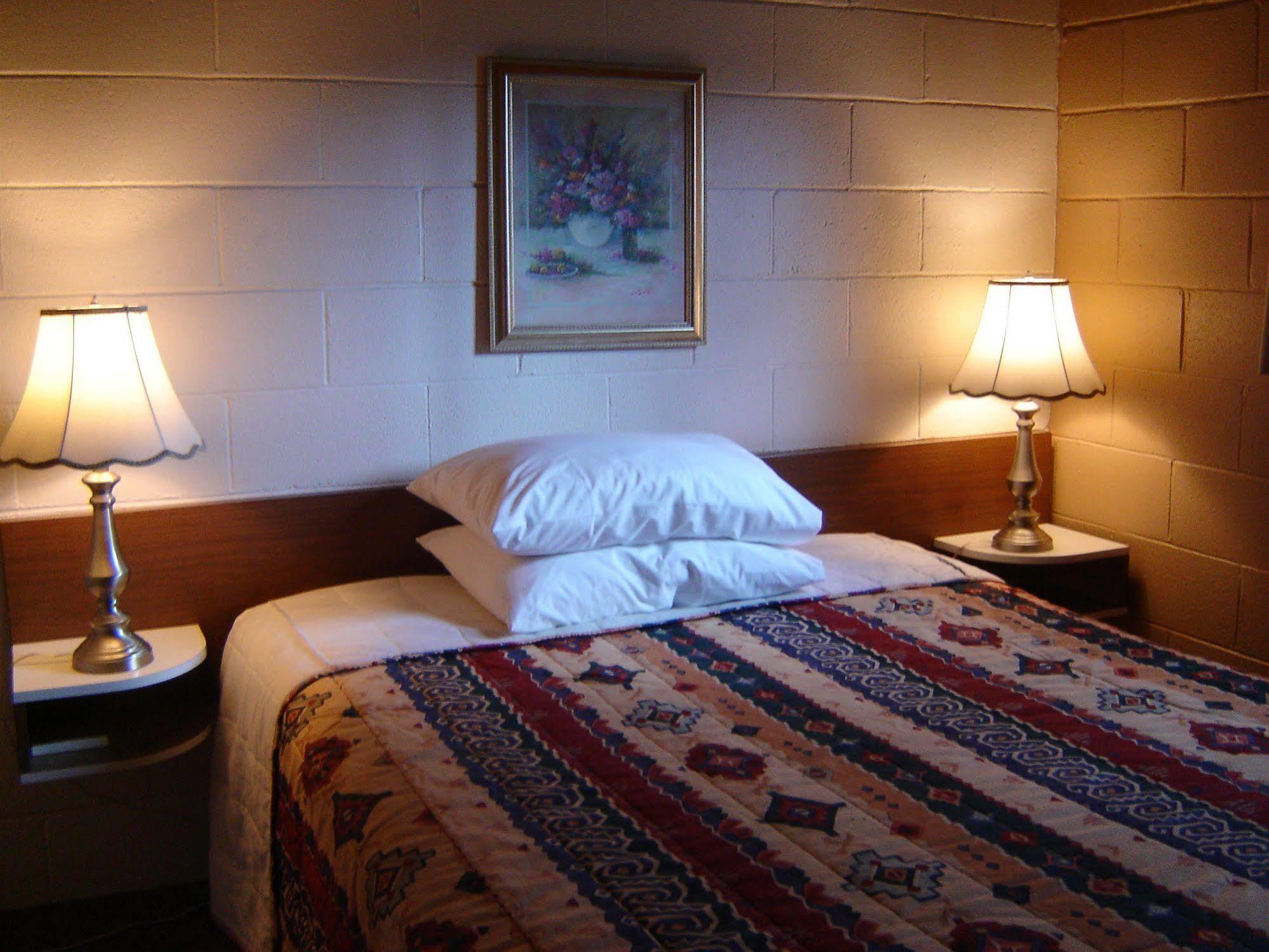 Flamingo Motel Penticton Ngoại thất bức ảnh